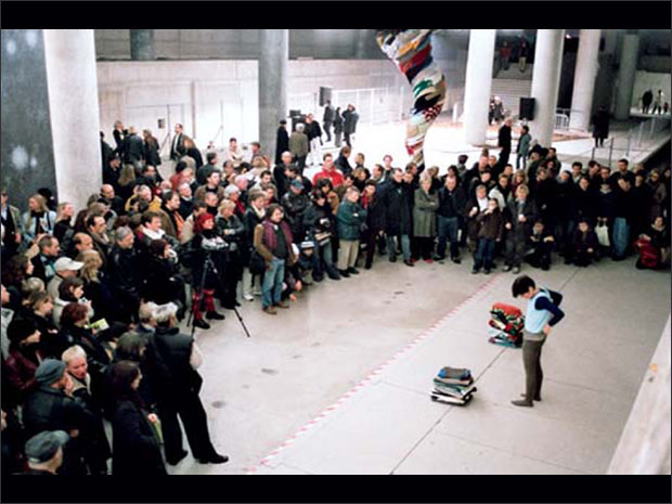Elke Mark während ihrer Performance Jahresringe in der U-Bahnstation Reichstag in Berlin, Fraktale III, 2002