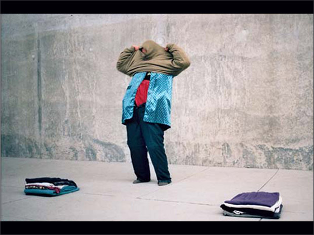 Elke Mark whrend ihrer Performance Jahresringe in der U-Bahnstation Reichstag in Berlin, Fraktale III, 2002